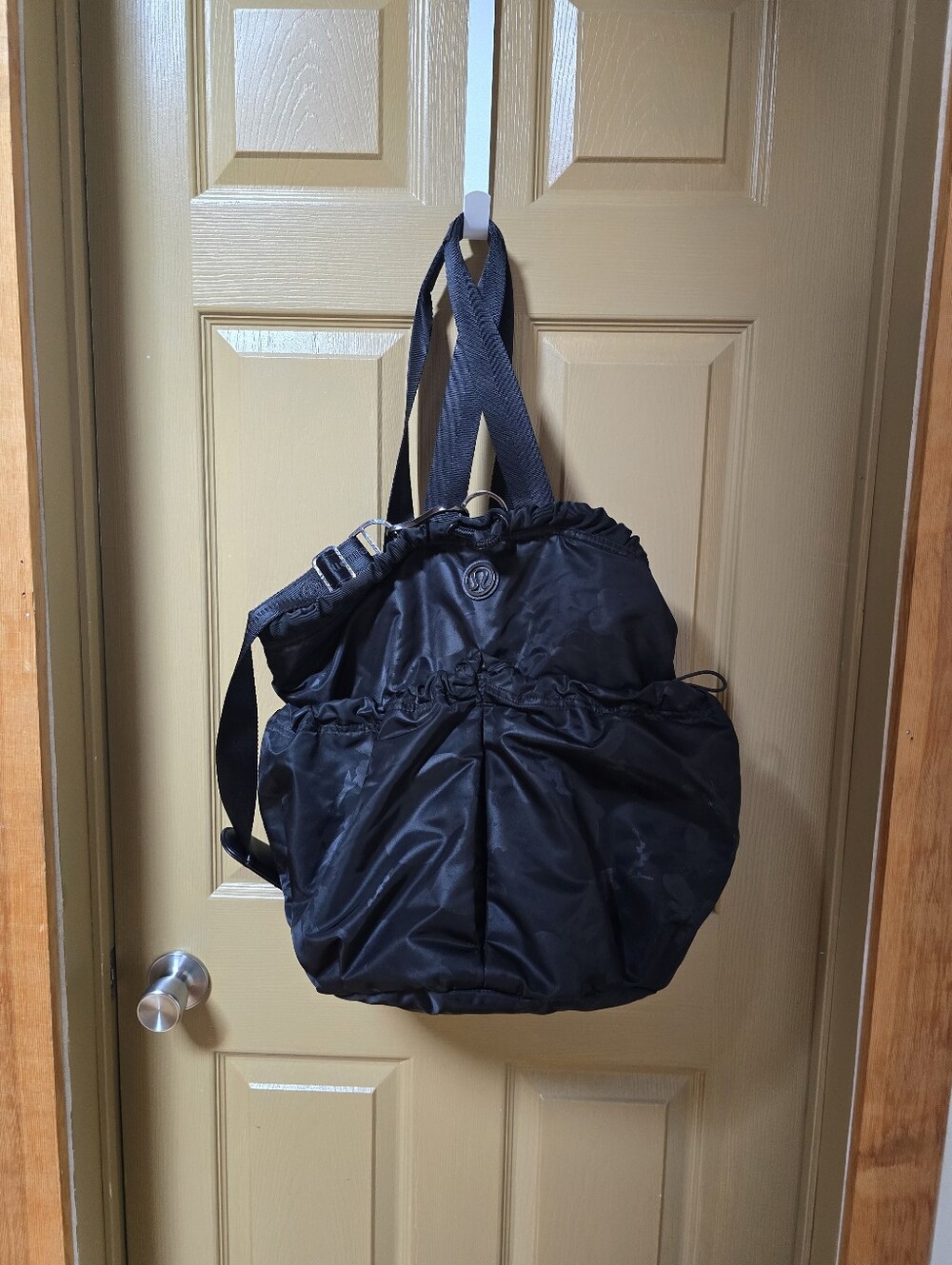 EUC Lululemon bag with Lots Of Compartments